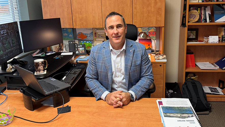 Jason Pedlar combine les postes d’ombudsman du Yukon, de commissaire à l’information et à la protection de la vie privée et de commissaire aux divulgations dans l’intérêt public. &mdash; Photo : Angélique Bernard