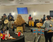 Le public participe à une session de drumming pendant la conférence. &mdash; Photo : Kahina Chouiter