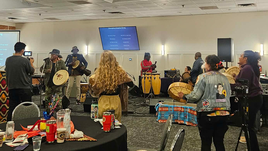 Le public participe à une session de drumming pendant la conférence. &mdash; Photo : Kahina Chouiter