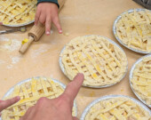 Autour de la table de cuisine du CSSC Mercier, les mains s’activent en français. Les jeunes participant·es pointent fièrement leurs tartes aux pommes prêtes à être enfournées. &mdash; Photo : Guillaume Weisser