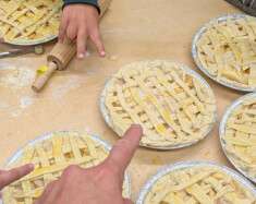 Autour de la table de cuisine du CSSC Mercier, les mains s’activent en français. Les jeunes participant·es pointent fièrement leurs tartes aux pommes prêtes à être enfournées. &mdash; Photo : Guillaume Weisser