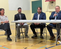 Sharon McCoubrey, directrice de l’ÉWES, Martin Turpin, directeur des écoles, Fred Jay, adjoint par intérim de la sous-ministre, Voirie et Travaux publics, et Scott Kent, ministre de l’Éducation. &mdash; Photo : Maryne Dumaine