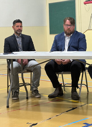 Sharon McCoubrey, directrice de l’ÉWES, Martin Turpin, directeur des écoles, Fred Jay, adjoint par intérim de la sous-ministre, Voirie et Travaux publics, et Scott Kent, ministre de l’Éducation. &mdash; Photo : Maryne Dumaine