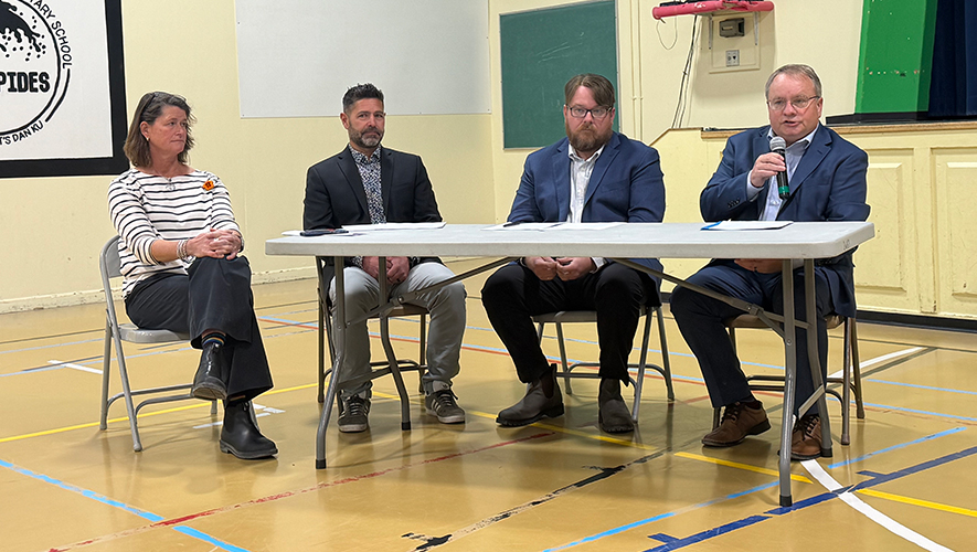 Sharon McCoubrey, directrice de l’ÉWES, Martin Turpin, directeur des écoles, Fred Jay, adjoint par intérim de la sous-ministre, Voirie et Travaux publics, et Scott Kent, ministre de l’Éducation. &mdash; Photo : Maryne Dumaine