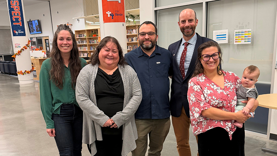 L’équipe des commissaires de la CSFY : Jessica Masson Guérette, Myriam Bougie, Frédéric Trussart, Marc Champagne (directeur général), Véronique Maggiore et Xavier. Absente : Amélie Morin.  &mdash; Photo : Angélique Bernard