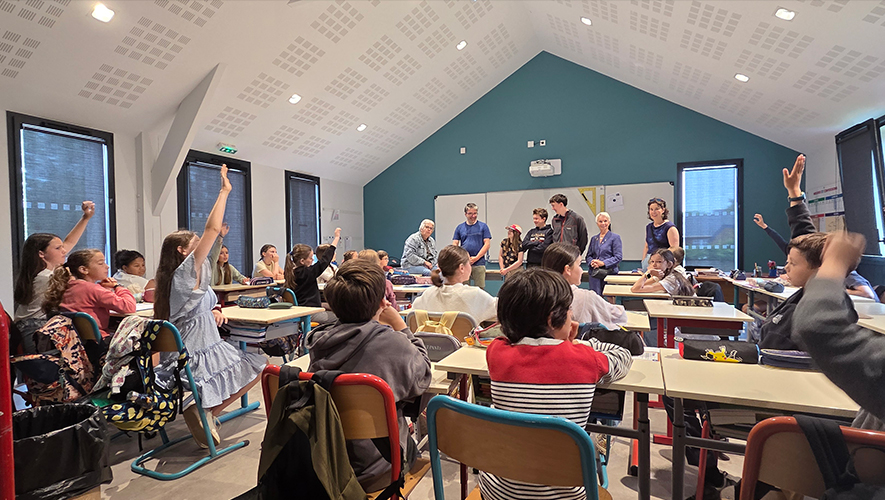 La famille de Jean-Sébastien Blais en visite à l’École Robert-Service de Lancieux. &mdash; Photo : Fournie 