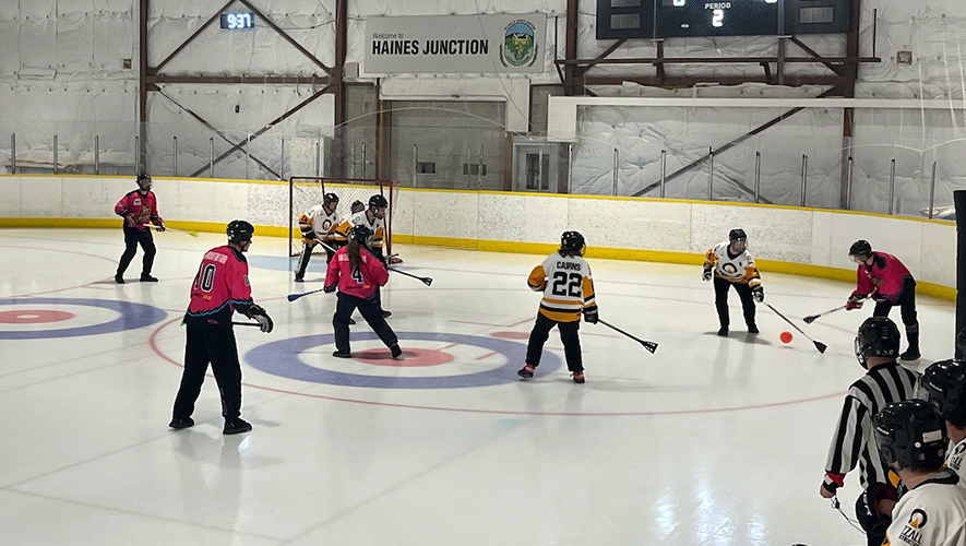 Le tournoi de fin de saison de la YBA, à Haines Junction (l’équipe Castle Mountain Farm Porkchops contre Ozzall Construction Fireballers). &mdash; Photo : Nicolas Nadon