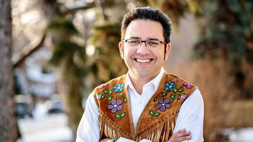 L’auteur et conteur Tłıchǫ Dene Richard Van Camp présidera le comité de sélection des textes qui seront publiés dans l’anthologie de l’horreur. &mdash; Photo : Courtoisie William Au