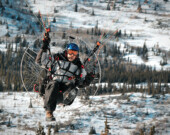 Selon Alexandre Leveugle, le paramoteur peut se pratiquer toute l’année au Yukon, mais les horaires et les possibilités de vol dépendent des conditions météorologiques. En hiver, le froid n’est pas, d’après lui, le principal obstacle, même s’il préfère personnellement s’arrêter autour de -10 °C ou -15 °C pour des raisons de confort. &mdash; Photo : Fournie