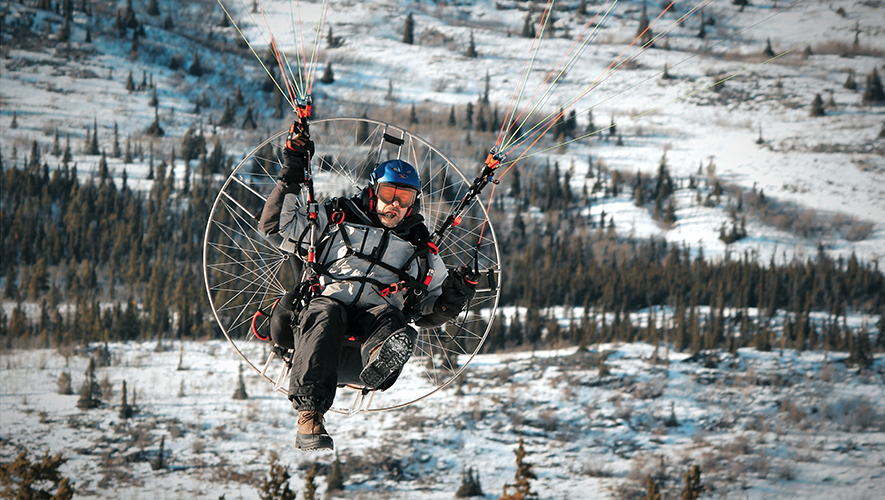Selon Alexandre Leveugle, le paramoteur peut se pratiquer toute l’année au Yukon, mais les horaires et les possibilités de vol dépendent des conditions météorologiques. En hiver, le froid n’est pas, d’après lui, le principal obstacle, même s’il préfère personnellement s’arrêter autour de -10 °C ou -15 °C pour des raisons de confort. &mdash; Photo : Fournie