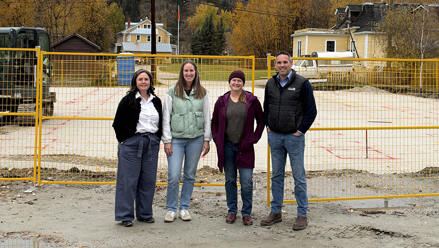 Les familles de Dawson bénéficieront de nouvelles places en services d’apprentissage et de garde de jeunes enfants. (De gauche à droite) : la ministre Laura Lang, les membres du conseil d’administration de la Dawson Society for Children and Families Alexa Mitchell et Meghan Cameron, et le premier ministre Currie Dixon. &mdash; Photo : Gouvernement du Yukon