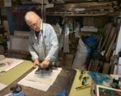 Jacques Charbonneau, travaillant dans son atelier.  
