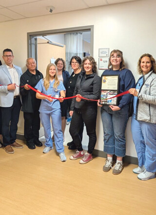 Sur la photo de gauche à droite : Amélie Lafrance - enseignante, Jérôme Lacelle - élève de 12e année, Kevin Lefebvre (mascotte) - élève de 12e année, Liza Boucher-Sutherland - enseignante, Joey Bédard - direction de l’école, André-Paul Lalonde - membre du conseil scolaire, Emily Sauvé - élève de 12e année et stagiaire à l’HGH, Erin Tabakman - directrice générale de la fondation HGH, Lynn Charbonneau - surintendante de l’éducation, Rose Morris - élève de 12e année , Juliette Legault - élève de 12e année, Channie Lavictoire - infirmière responsable du Centre familial des naissances à l’HGH, Natacha Wathier Jean-Louis - adjointe administrative de la fondation HGH et Jason Golden - enseignant  