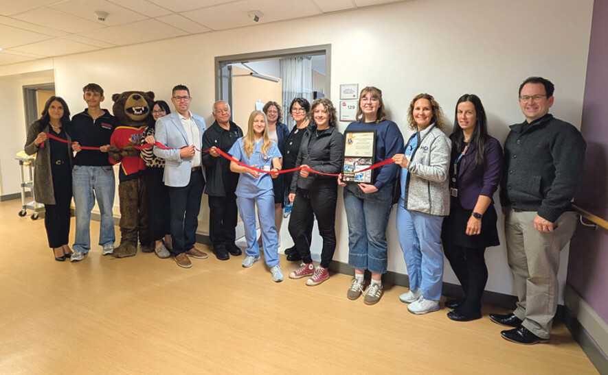 Sur la photo de gauche à droite : Amélie Lafrance - enseignante, Jérôme Lacelle - élève de 12e année, Kevin Lefebvre (mascotte) - élève de 12e année, Liza Boucher-Sutherland - enseignante, Joey Bédard - direction de l’école, André-Paul Lalonde - membre du conseil scolaire, Emily Sauvé - élève de 12e année et stagiaire à l’HGH, Erin Tabakman - directrice générale de la fondation HGH, Lynn Charbonneau - surintendante de l’éducation, Rose Morris - élève de 12e année , Juliette Legault - élève de 12e année, Channie Lavictoire - infirmière responsable du Centre familial des naissances à l’HGH, Natacha Wathier Jean-Louis - adjointe administrative de la fondation HGH et Jason Golden - enseignant  