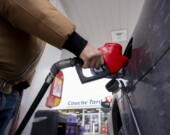 Un automobiliste fait le plein dans une station-service de Montréal le jeudi 5 mars 2026. LA PRESSE CANADIENNE/Christopher Katsarov &mdash; Christopher Katsarov