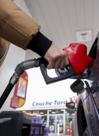 Un automobiliste fait le plein dans une station-service de Montréal le jeudi 5 mars 2026. LA PRESSE CANADIENNE/Christopher Katsarov &mdash; Christopher Katsarov