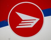 Le logo de Postes Canada, photographié sur un camion de livraison à Ottawa, le vendredi 26 septembre 2025. LA PRESSE CANADIENNE/Spencer Colby &mdash; Spencer Colby