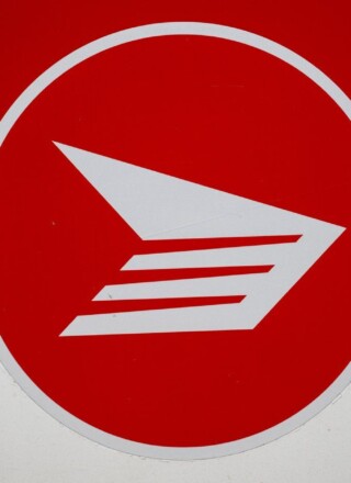 Le logo de Postes Canada, photographié sur un camion de livraison à Ottawa, le vendredi 26 septembre 2025. LA PRESSE CANADIENNE/Spencer Colby &mdash; Spencer Colby