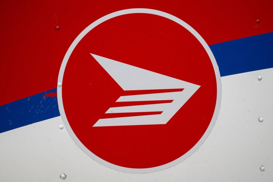 Le logo de Postes Canada, photographié sur un camion de livraison à Ottawa, le vendredi 26 septembre 2025. LA PRESSE CANADIENNE/Spencer Colby &mdash; Spencer Colby