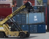 Un chariot élévateur déplace un conteneur dans un terminal de fret, à Saint-Jean, le dimanche 25 juin 2023. LA PRESSE CANADIENNE/Adrian Wyld &mdash; Adrian Wyld