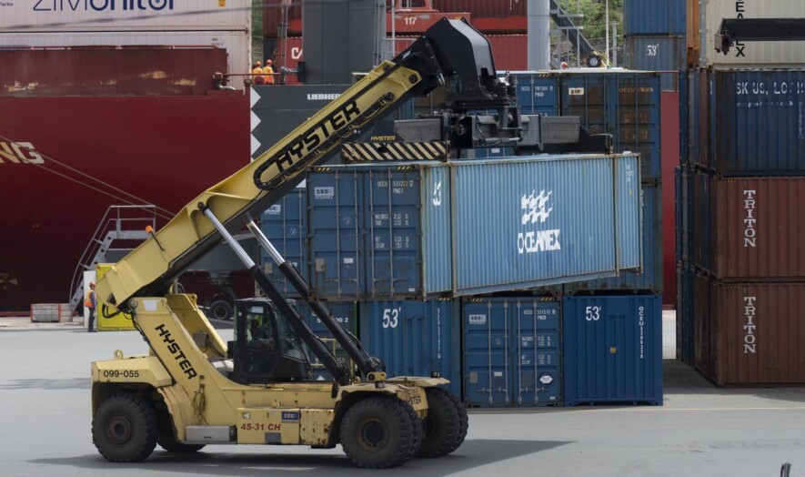 Un chariot élévateur déplace un conteneur dans un terminal de fret, à Saint-Jean, le dimanche 25 juin 2023. LA PRESSE CANADIENNE/Adrian Wyld &mdash; Adrian Wyld