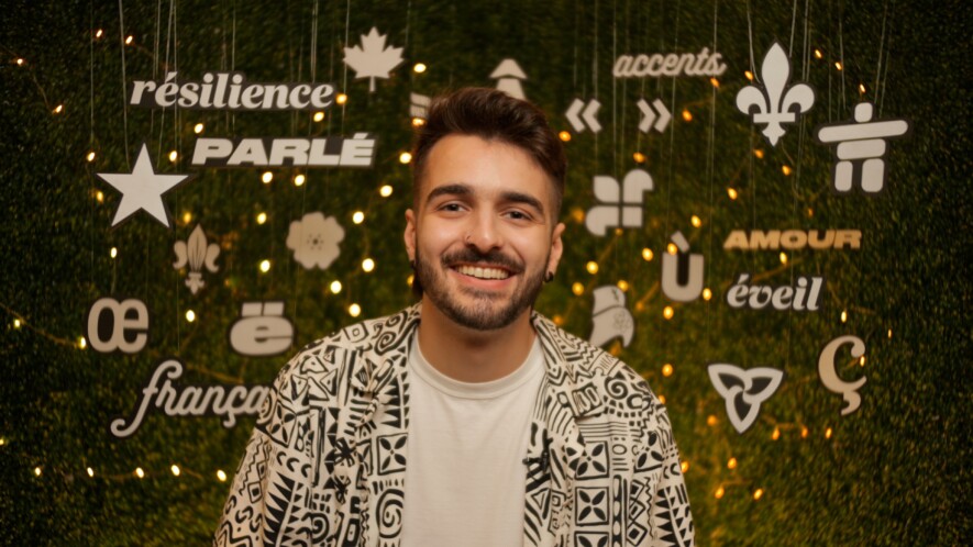 Il parcourt le Canada pour raconter les histoires des francophones!